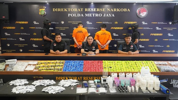 direktorat-reserse-narkoba-polda-metro-jaya-membongkar-clandestine-lab-atau-laboratorium-rahasia-yang-digunakan-untuk-memprodu-1786641326761_169