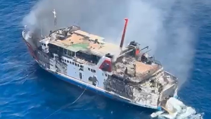 kmp-putri-yasmin-terbakar-saat-melintas-di-perairan-pantai-sekotong-lombok-barat-ntb-pada-rabu-1282026-dok-sar-mataram-1786631875889_169