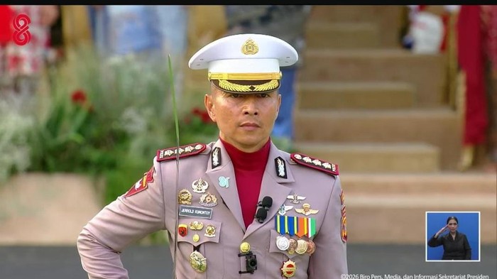 komandan-upacara-penurunan-bendera-merah-putih-hut-ke-81-ri-di-istana-merdeka-jakarta-kombes-jerrold-hendra-yosef-kumontoy-tan-1786964042295_169