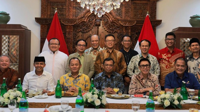 pertemuan-para-sekjen-partai-di-kediaman-sekjen-gerindra-sugiono-1786635260405_169