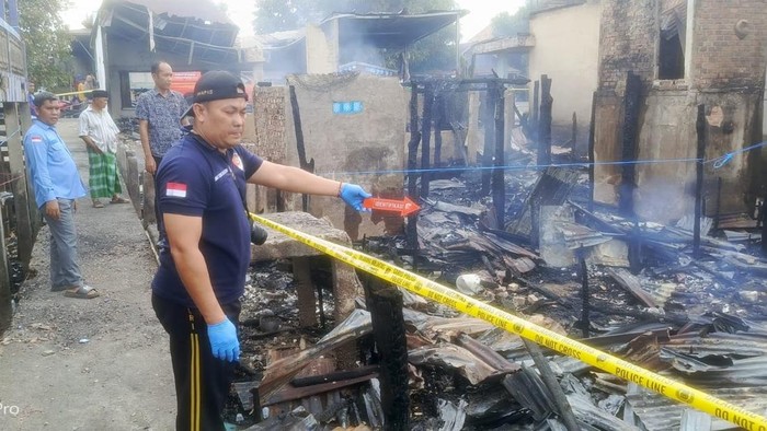 polisi-melakukan-olah-tkp-di-lokasi-kebakaran-enam-unit-rumah-1786807373387_169