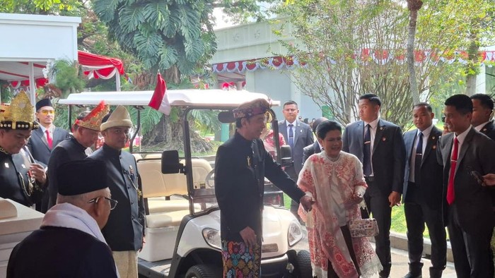 presiden-ke-7-ri-jokowi-dan-istrinya-iriana-tiba-di-istana-negara-untuk-mengikuti-upacara-kemerdekaan-hut-ke-81-ri-1786934262044_169