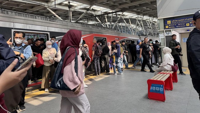 suasana-kepadatan-penumpang-di-stasiun-manggarai-usai-insiden-seorang-warga-tertemper-krl-di-tebet-1787199890731_169