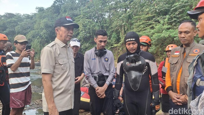 wali-kota-bogor-dedie-a-rachim-meninjau-pencarian-asn-yang-hilang-diduga-terjatuh-ke-sungai-cisadane-kelurahan-pamoyanan-kota-1786888651951_169