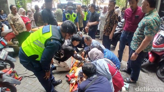 mahasiswa-fk-ub-yang-nekat-lompat-dari-ketinggian-berupaya-bunuh-diri-saat-dievakuasi-ke-rssa-kota-malang-1789115245159_169