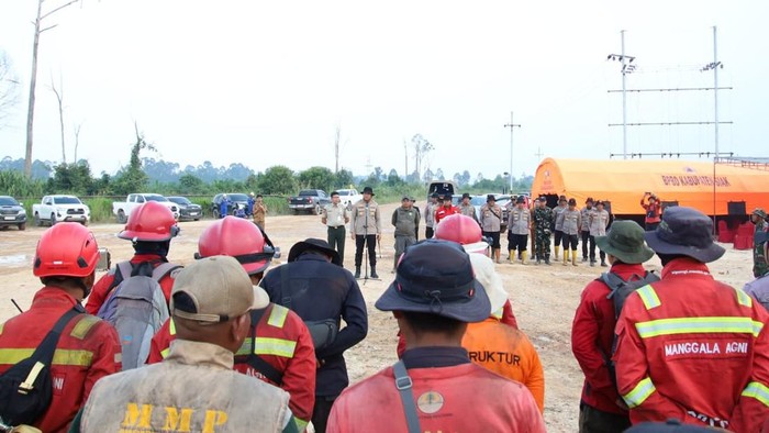 tim-gabungan-resmi-menutup-operasi-pemadaman-di-tn-zamrud-siak-setelah-7-hari-1788281157349_169