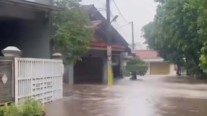 banjir-di-kelurahan-pabuaran-mekar-kecamatan-cibinong-kabupaten-bogor-akibat-tanggul-jebol-dok-bpbd-1792946539601_169
