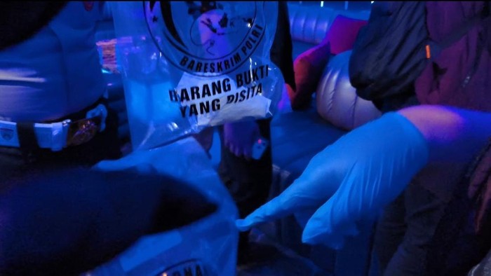 bareskrim-polri-bersama-bnn-ri-menggerebek-sebuah-diskotek-di-kawasan-penjaringan-jakarta-utara-1792263150055_169