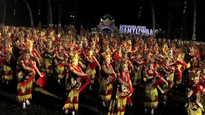 bersama-ribuan-penari-siswi-sekolah-rakyat-tampil-memukau-di-gandrung-sewu-1792902664840_169