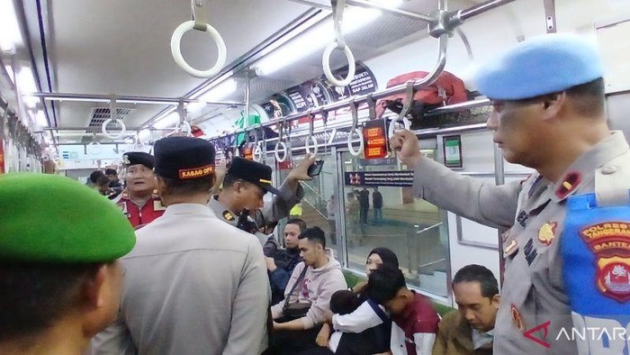 dok-petugas-dari-polresta-tangerang-melakukan-pengamanan-di-kawasan-stasiun-kereta-sebagai-antisipasi-adanya-pengerahan-massa-1792456211457_169