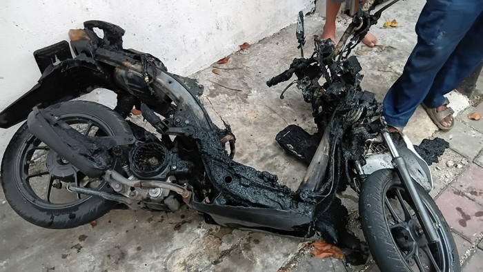 dua-orang-pria-terduga-maling-motor-di-koja-jakut-gagal-melancarkan-aksinya-motor-curian-milik-korban-meledak-di-lokasi-kejadi-1791867827035_169