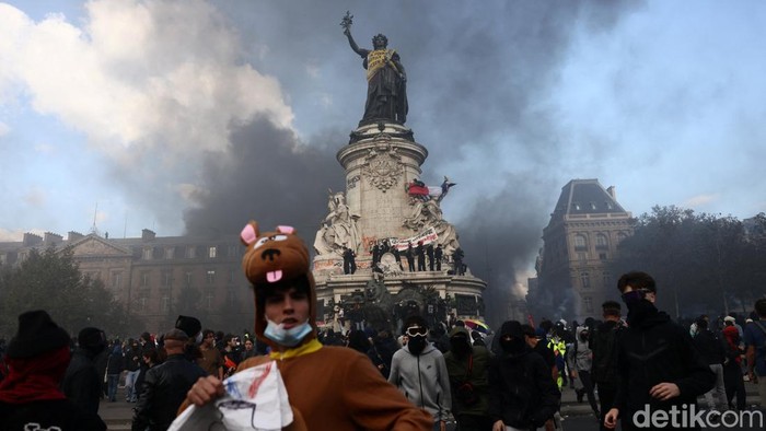 france-protest-1792394931153_169