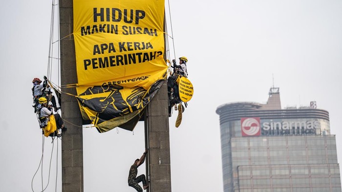 greenpeace-bentangkan-spanduk-di-patung-bundaran-hi-suarakan-krisis-iklim-1792483331496_169
