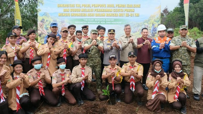 kabaharkam-polri-komjen-herry-heryawan-dan-pangdam-xixtuanku-tambusai-mayjen-tni-agus-hadi-waluyo-1791644567187_169
