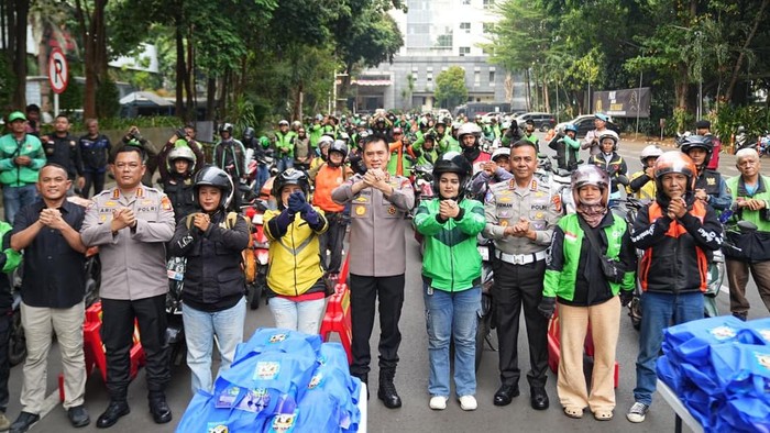 kapolda-metro-jaya-komjen-dadang-hartanto-mengajak-para-driver-ojol-untuk-selalu-menjaga-kesehatan-dan-mengutamakan-keselamata-1792831355502_169