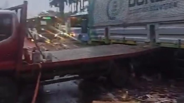 kecelakaan-di-jalan-gatot-subroto-jakarta-pusat-1793232849805_169