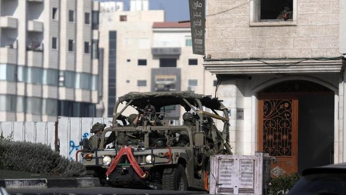 kendaraan-militer-israel-berpatroli-saat-operasi-militer-di-kota-hebron-tepi-barat-pada-25-oktober-2026-xinhuamamoun-wazwaz-1793072898253_169