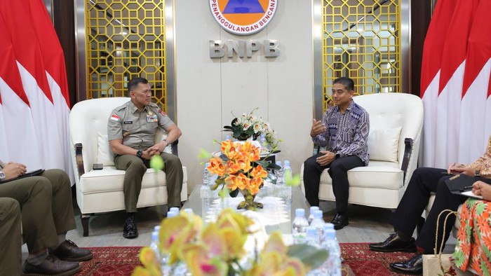 kepala-bnpb-kristomei-sianturi-dengan-duta-besar-malaysia-untuk-indonesia-muzafar-shah-mustafa-di-graha-bnpb-jakarta-selasa-27-1793130772419_169