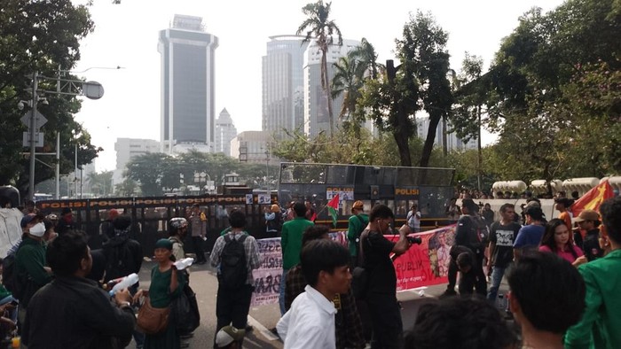 massa-gelar-aksi-di-dekat-irti-monas-jakpus-1792486823900_169