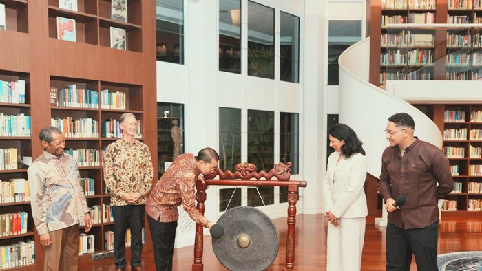 menteri-kebudayaan-ri-menbud-fadli-zon-membuka-pameran-there-was-something-here-before-1790989221414_169