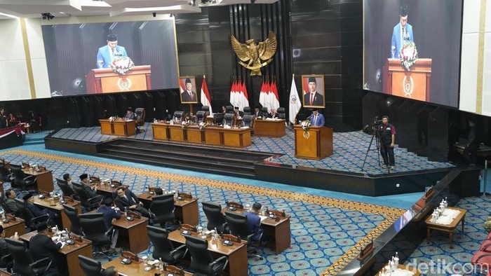 pansus-dprd-dki-jakarta-memberikan-rekomendasi-akhir-ke-pemprov-dki-yakni-salah-satunya-alur-pengelolaan-sampah-1791898318290_169