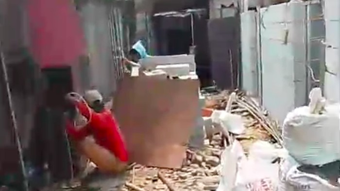 pasutri-lansia-di-jakarta-timur-terkurung-di-rumahnya-kakek-dan-nenek-tersebut-tak-bisa-ke-mana-mana-karena-akses-jalan-akan-d-1792060596999_169