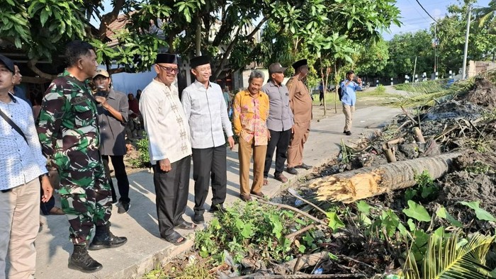 petugas-normalisasi-sungai-tonjong-di-kramatwatu-serang-untuk-antisipasi-banjir-dokistimewa-1793388460092_169