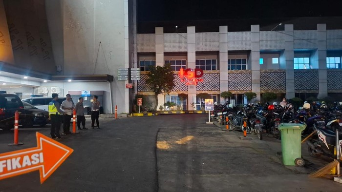 polisi-melakukan-olah-tkp-anak-lima-tahun-tewas-terlindas-mobil-di-parkiran-rsud-abdul-moelok-1791448952030_169