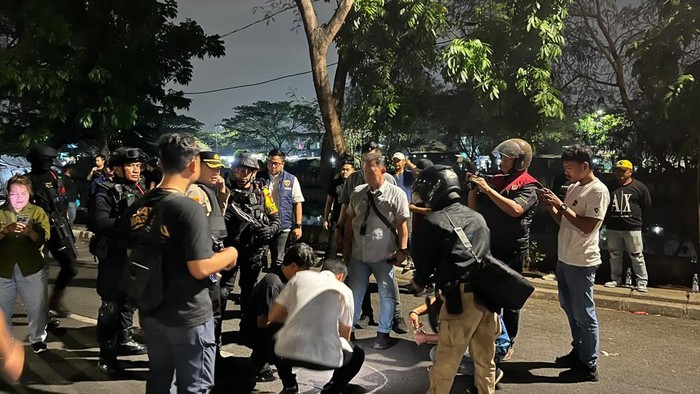 polisi-mengecek-tkp-penembakan-dan-pembacokan-dekat-kampung-ambon-jakbar-1791988943364_169