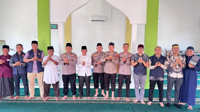 polres-kuansing-menggelar-jumat-keliling-di-masjid-kuantan-tengah-membawa-pesan-kamtibmas-1793363879112_169