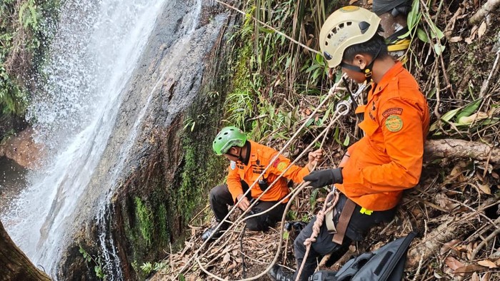 proses-evakuasi-korban-yang-jatuh-dari-puncak-air-terjun-foto-dokbasarnas-padang-1792141082597_169