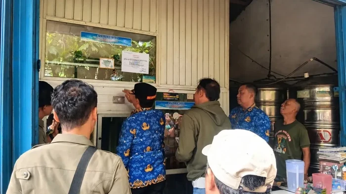 satpol-pp-dki-jakarta-menutup-18-usaha-depot-air-minum-isi-ulang-damiu-yang-tidak-memenuhi-standar-kualitas-air-minum-dan-kete-1791260419022_169