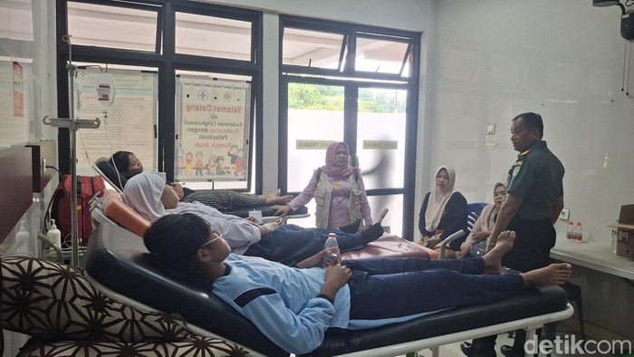 sebanyak-417-orang-diduga-mengalami-keracunan-usai-mengkonsumsi-menu-mbg-di-dramaga-bogor-jawa-barat-ratusan-korban-berasal-da-1793088839694_169