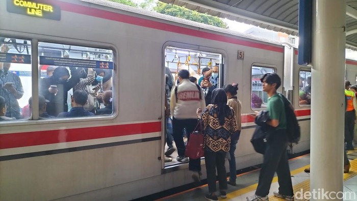 stasiun-sudirman-jakarta-tampak-lengang-pada-sore-ini-kondisi-ini-berbanding-terbalik-ketika-jam-pulang-kerja-biasanya-maulani-1743074382832_169