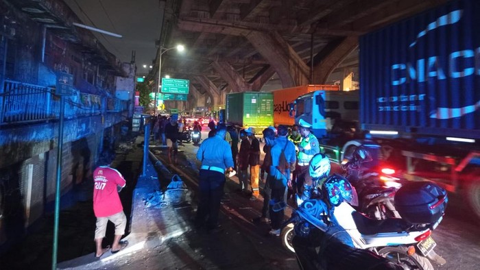 truk-trailer-menabrak-angkot-dan-tiang-listrik-sampai-roboh-dan-menimpa-pejalan-kaki-di-koja-jakarta-utara-1792560031807_169