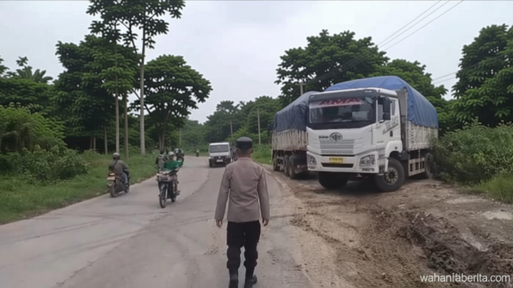 Polisi Putar Balik Dump Truk Langgar Aturan Pembatasan di Jawilan Serang