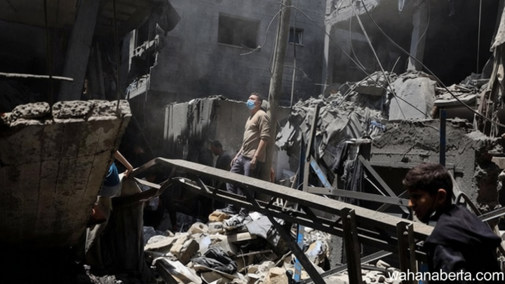 Warga Gaza Periksa Dampak Serangan Udara di Kamp Shati