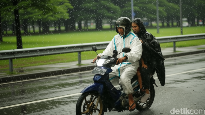 APD Kembali Digunakan – Kini untuk Terjang Hujan