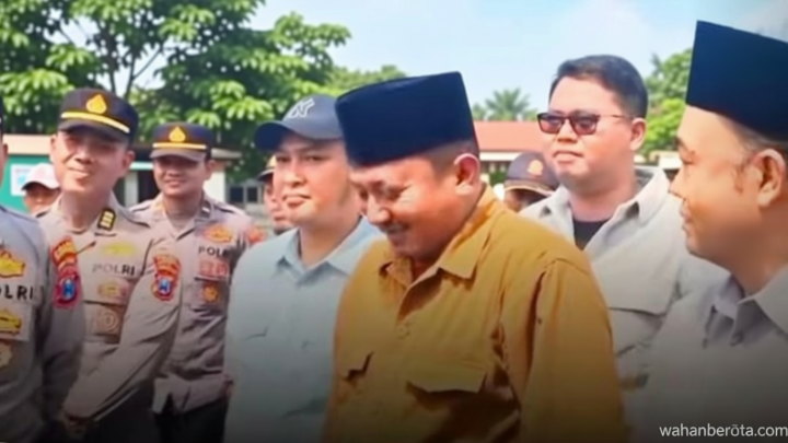 Anggota DPRD Bangkalan Senyum-senyum Saat Didemo Anak Sendiri
