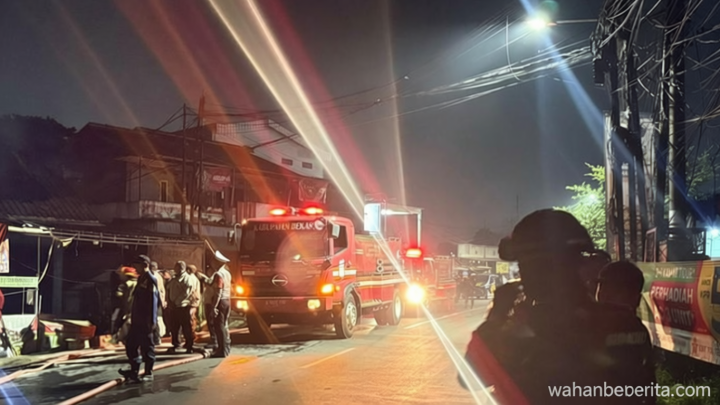 Important Visit: Brimob Polda Metro Bantu Padamkan Kebakaran Bengkel di Bekasi