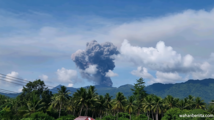 Gunung Dukono 2 Kali Meletus Pagi Ini – Semburkan Abu hingga 3.000 Meter
