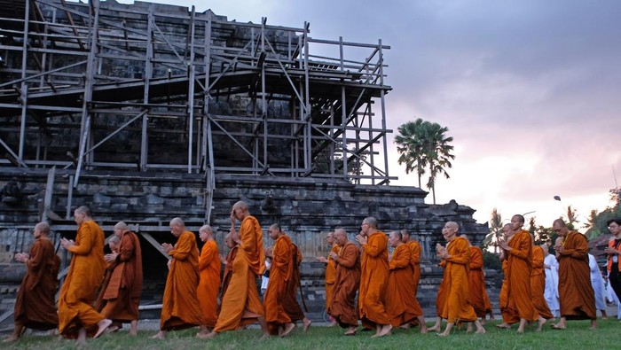 air-suci-waisak-disemayamkan-di-candi-mendut-1780149866281_169