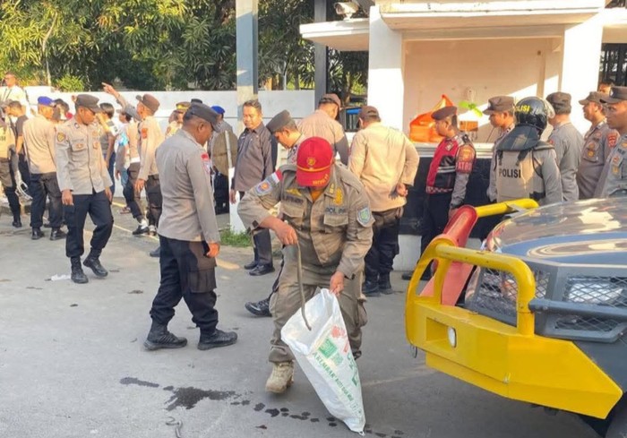 Key Strategy: Warga Lempar Ular Saat Demo di Indramayu