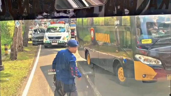 ambulans-di-nganjuk-lewati-rombongan-presiden-prabowo-1779084860426_169