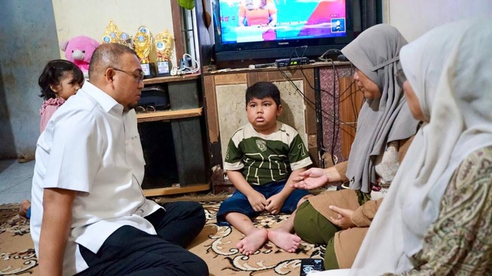 What Happened During: Andre Rosiade Beri Kursi Roda Elektrik ke Siswa Lumpuh di Padang Panjang