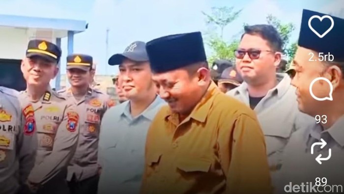 Anggota DPRD Bangkalan Senyum-senyum Saat Didemo Anaknya Sendiri