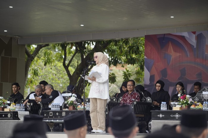 anggota-mpr-ri-fraksi-gerindra-dapil-ntb-ii-lale-syifaun-nufus-membuka-secara-resmi-lomba-kreasi-baris-berbaris-dan-pengibaran-1778943786468