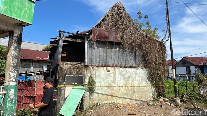 aparat-memasang-garis-polisi-di-rumah-kosong-lokasi-siswi-sd-di-makassar-ditemukan-tewas-tanpa-busana-sahrul-alimdetiksulsel-1779851285511_169