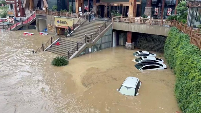 banjir-di-duyun-china-mobil-mobil-terendam-1779185019285_169