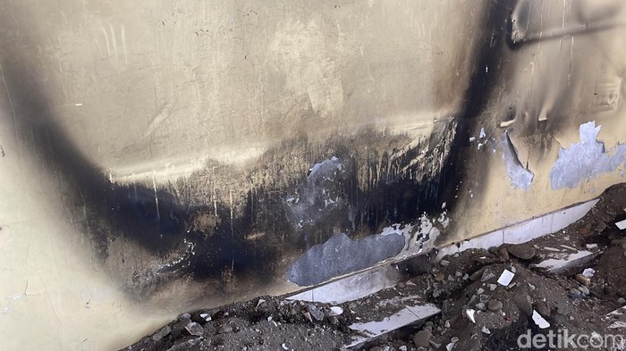 bekas-barang-barang-yang-tiba-tiba-terbakar-di-rumah-mutfiana-warga-seyegan-sleman-kamis-2852026-1779944773630_169